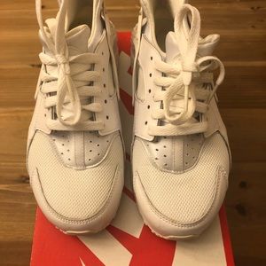 White Nike Hurrache! Size 5 Y.
